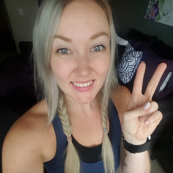 Meet your Posher, Aina - Picture 2 of 3